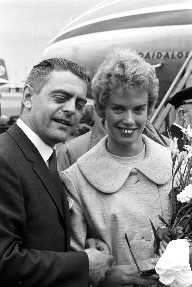 Aankomst Ria Valk op Schiphol, Bestanddeelnr 912-5759