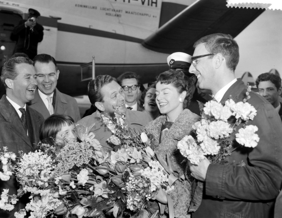 Aankomst Teddy Scholten, winnares Eurovisie Songfestival 1959, uit Cannes op Sc…, Bestanddeelnr 910-2102