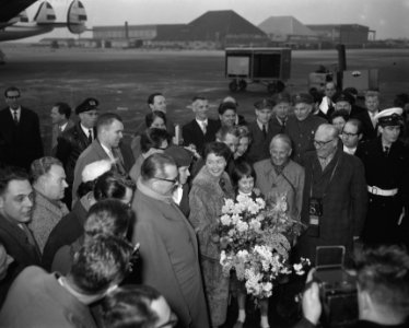 Aankomst Teddy Scholten, winnares Eurovisie Songfestival 1959, uit Cannes op Sc…, Bestanddeelnr 910-2092