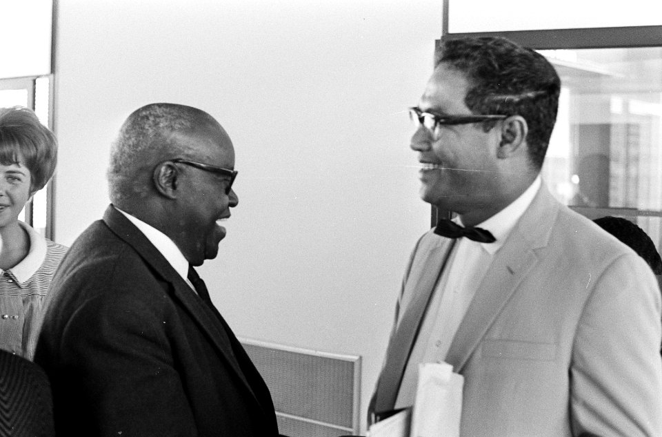 Aankomst Surinaamse minister Calor op Schiphol, afgehaald door Gev. minister Ein, Bestanddeelnr 920-6892