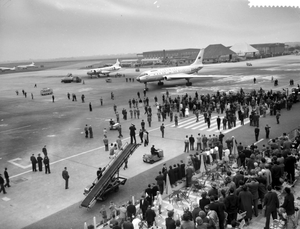 Aankomst Russisch straalvliegtuig op Schiphol Russische piloot fotografeert, Bestanddeelnr 909-6965