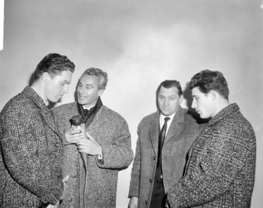 Aankomst schaatsploeg op Schiphol, v.l.n.r. Peter Nottet Anton Hiskes , Rudi Lie, Bestanddeelnr 917-4882