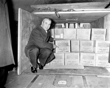 Aankomst Salk vaccin op Schiphol ter inenting van de in 1951, 52, 53 en 54 gebor, Bestanddeelnr 909-2524