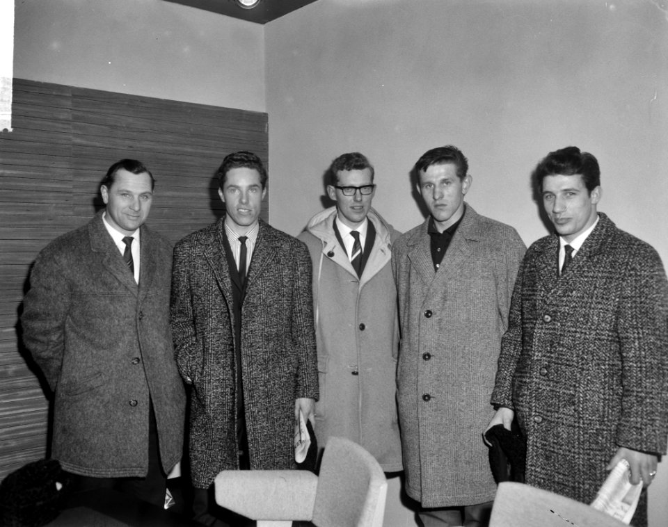 Aankomst schaatsploeg op Schiphol, v.l.n.r. Peter Nottet Anton Hiskes , Rudi Lie, Bestanddeelnr 917-4881