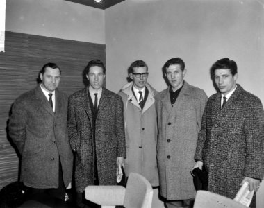 Aankomst schaatsploeg op Schiphol, v.l.n.r. Peter Nottet Anton Hiskes , Rudi Lie, Bestanddeelnr 917-4881