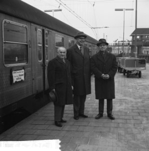 Aankomst Russische schakers op CS te Amsterdam Salo Flohr , dr Eeuwe en dr ir, Bestanddeelnr 915-8295
