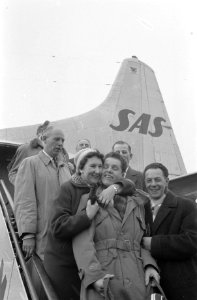 Aankomst Rudi Liebrechts op Schiphol, Rudi wordt door z ouders op de vliegtuigtr, Bestanddeelnr 912-1359