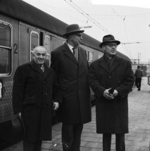 Aankomst Russische schakers op CS te Amsterdam Salo Flohr , dr Eeuwe en dr ir, Bestanddeelnr 915-8296