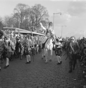 Aankomst St Nicolaas te Rotterdam, St Nicolaas op schimmel begint aan intocht, Bestanddeelnr 911-7809