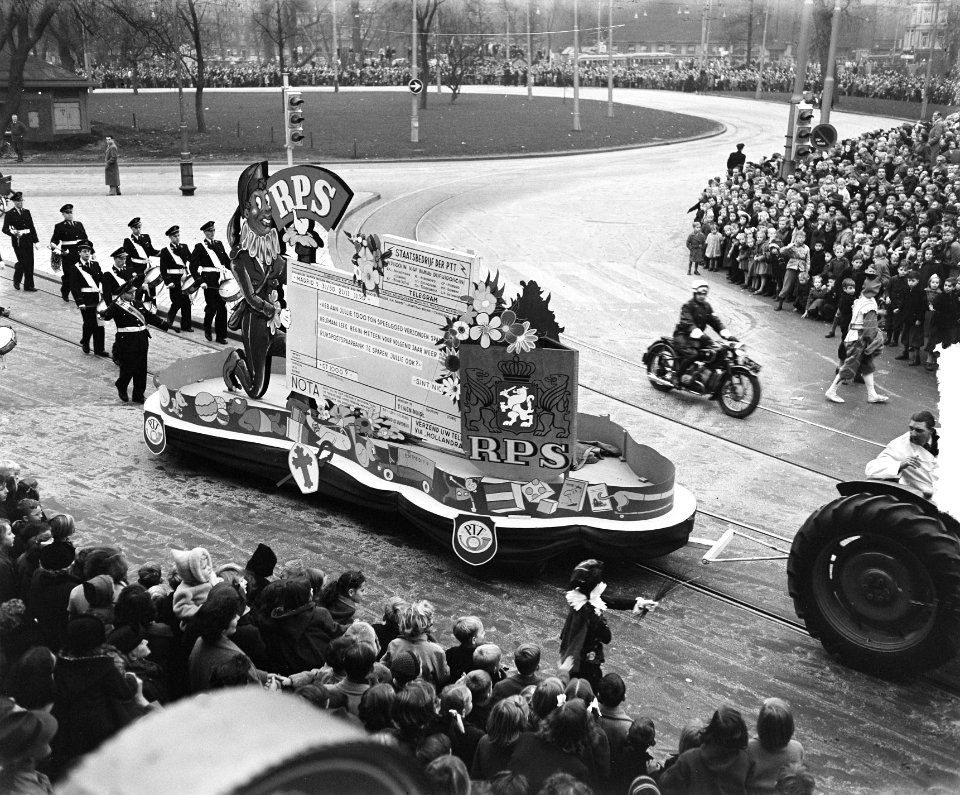 Aankomst Sint Nicolaas Amsterdam, praalwagen PTT, Bestanddeelnr 906-1252