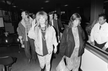 Aankomst Russische rockzangeres Alla Poegatsjova op Schiphol voor optreden t.g.v, Bestanddeelnr 933-9821
