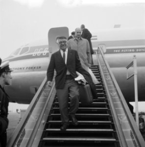 Aankomst Staatssecretaris van Binnenlandse Zaken mr Th Bot op Schiphol, mr Bo, Bestanddeelnr 911-8717
