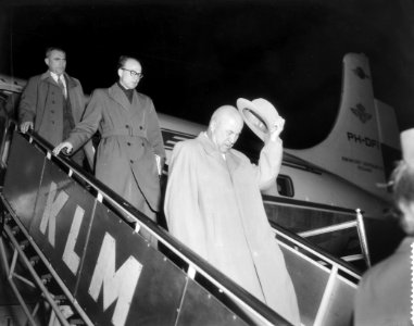 Aankomst Russische luchtvaartdelegatie op Schiphol Russische delegatie verlaat h, Bestanddeelnr 909-6244