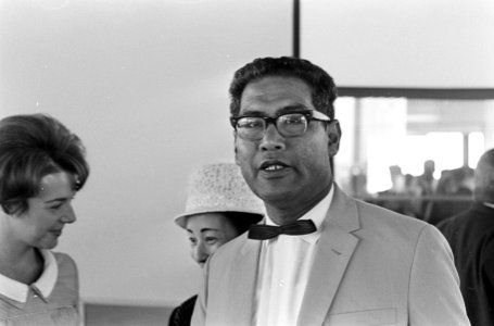 Aankomst Surinaamse minister Calor op Schiphol, afgehaald door Gev. minister Ein, Bestanddeelnr 920-6891