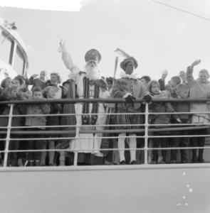 Aankomst St Nicolaas te Rotterdam, St Nicolaas aan boord van de Erasmus, Bestanddeelnr 911-7801