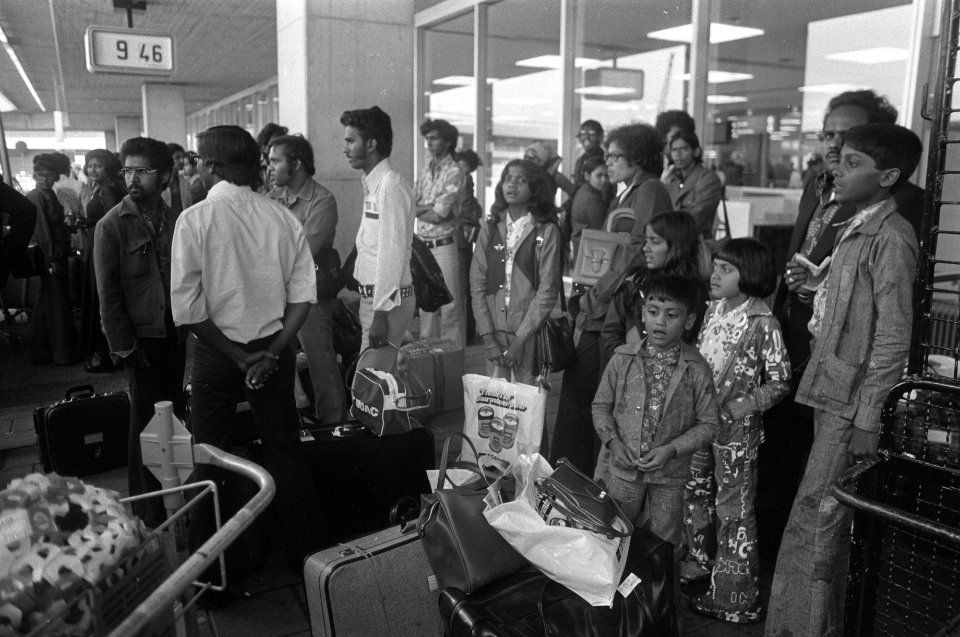 Aankomst Surinamers op Schiphol en opvang in het Witte Huis te Soest Surinamers, Bestanddeelnr 928-1429