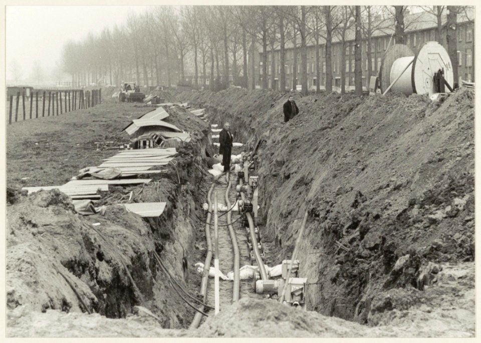 Aanleg langs de Vondelweg van electriciteitskabels vanaf de PEN-centrale in Velsen Noord naar de Waarderpolder, ziende naar het zuiden. NL-HlmNHA 54011457