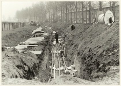 Aanleg langs de Vondelweg van electriciteitskabels vanaf de PEN-centrale in Velsen Noord naar de Waarderpolder, ziende naar het zuiden. NL-HlmNHA 54011457