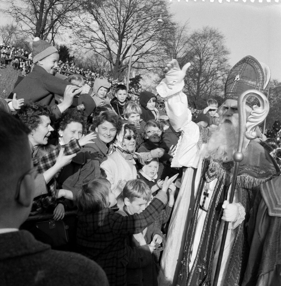 Aankomst St Nicolaas te Rotterdam, St Nicolaas aan land, begroeting op Parkkad, Bestanddeelnr 911-7808