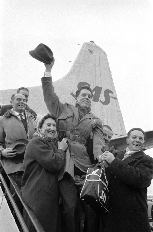 Aankomst Rudi Liebrechts op Schiphol, Rudi Liebrechts op schouders van vader en , Bestanddeelnr 912-1358