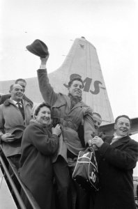 Aankomst Rudi Liebrechts op Schiphol, Rudi Liebrechts op schouders van vader en , Bestanddeelnr 912-1358