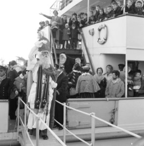 Aankomst St Nicolaas te Rotterdam, St Nicolaas aan boord van de Erasmus, Bestanddeelnr 911-7803
