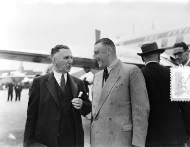 Aankomst Schiphol. Premier van Nieuw-Zeeland S. G. Holland (links), Bestanddeelnr 905-8154