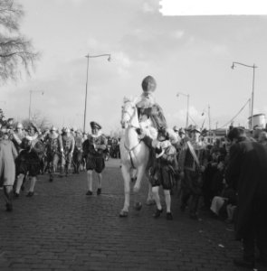 Aankomst St Nicolaas te Rotterdam, St Nicolaas op schimmel begint aan intocht, Bestanddeelnr 911-7813