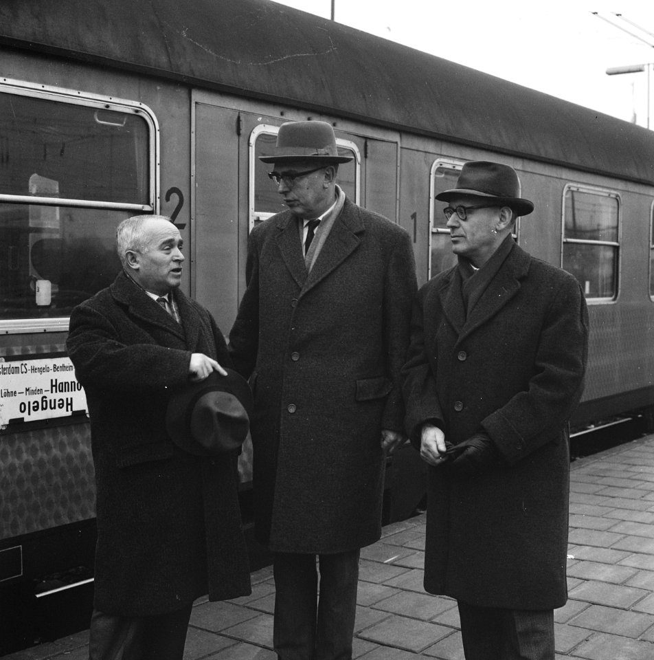 Aankomst Russische schakers op CS te Amsterdam Salo Flohr , dr Eeuwe en dr ir, Bestanddeelnr 915-8293