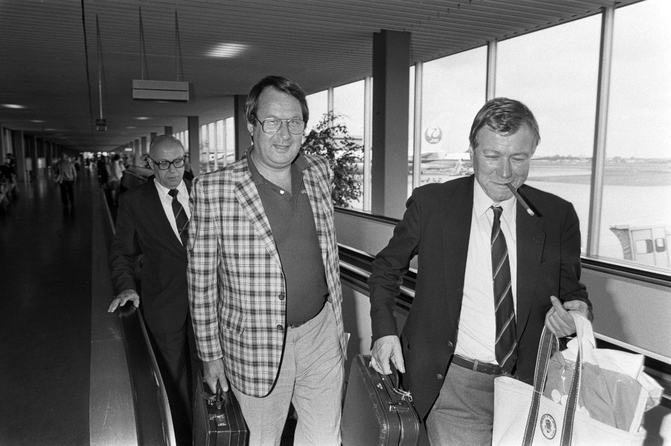 Aankomst RSV enquetecommissie op Schiphol uit VS v.l.n.r de leden Van Dis , Taz, Bestanddeelnr 933-0632
