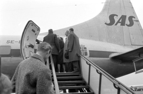 Aankomst Rudi Liebrechts op Schiphol, Rudi verlaat het vliegtuig, Bestanddeelnr 912-1357