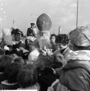Aankomst St Nicolaas te Rotterdam, St Nicolaas aan land, begroeting op Parkkad, Bestanddeelnr 911-7806