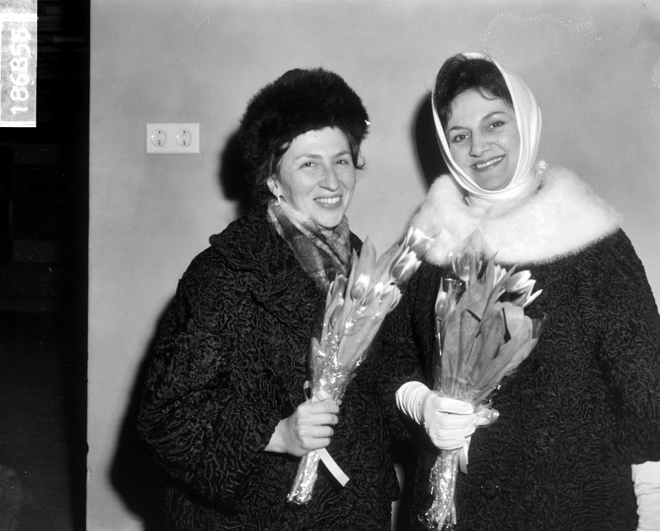 Aankomst Russische musici op Schiphol, links Bella Davidovitch (pianiste) en Zar, Bestanddeelnr 918-6855