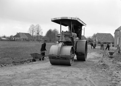 Aanleg en verbeteren van wegen, dijken en spaarbekken, zand, walsen, Bestanddeelnr 161-0143