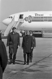 Aankomst Thaise premier Prem Tinsumlanonda op Zestienhoven afgehaald door premie, Bestanddeelnr 933-9163