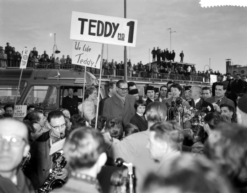 Aankomst Teddy Scholten, winnares Eurovisie Songfestival 1959, uit Cannes op Sc…, Bestanddeelnr 910-2093
