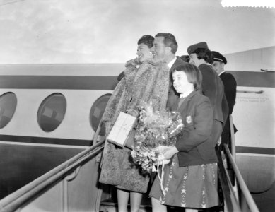 Aankomst Teddy Scholten, winnares Eurovisie Songfestival 1959, uit Cannes op Sc…, Bestanddeelnr 910-2101