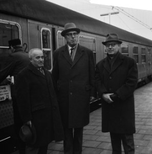Aankomst Russische schakers op CS te Amsterdam Salo Flohr , dr Eeuwe en dr ir, Bestanddeelnr 915-8294