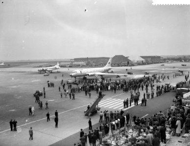 Aankomst Russisch straalvliegtuig op Schiphol Russische piloot fotografeert, Bestanddeelnr 909-6964