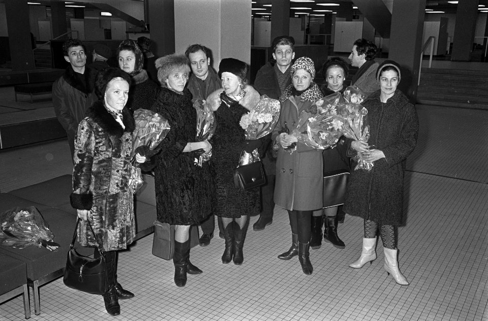 Aankomst Russisch topballet op Schiphol, nummer 14 Galina Ulanova , nummer 15, 1, Bestanddeelnr 921-0488