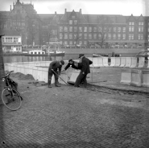 Aanleg landingssteiger voor het aanstaande bezoek van het Engelse koningspaar, Bestanddeelnr 909-3797 photo