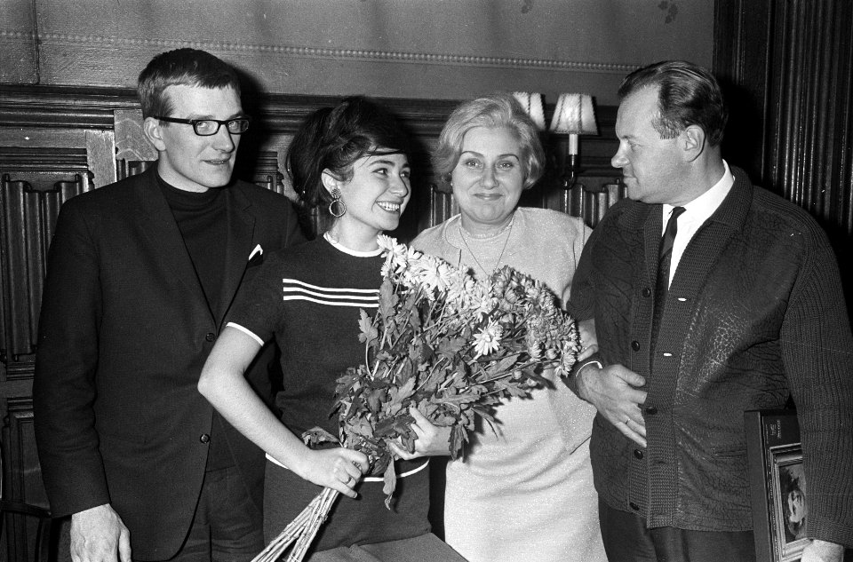 Aankomst Russisch Staatsorkest op CS Amsterdam. Maxim Sjostakowitsj , Liana Isak, Bestanddeelnr 920-8815