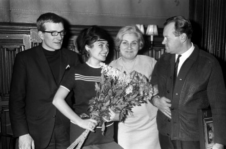 Aankomst Russisch Staatsorkest op CS Amsterdam. Maxim Sjostakowitsj , Liana Isak, Bestanddeelnr 920-8815