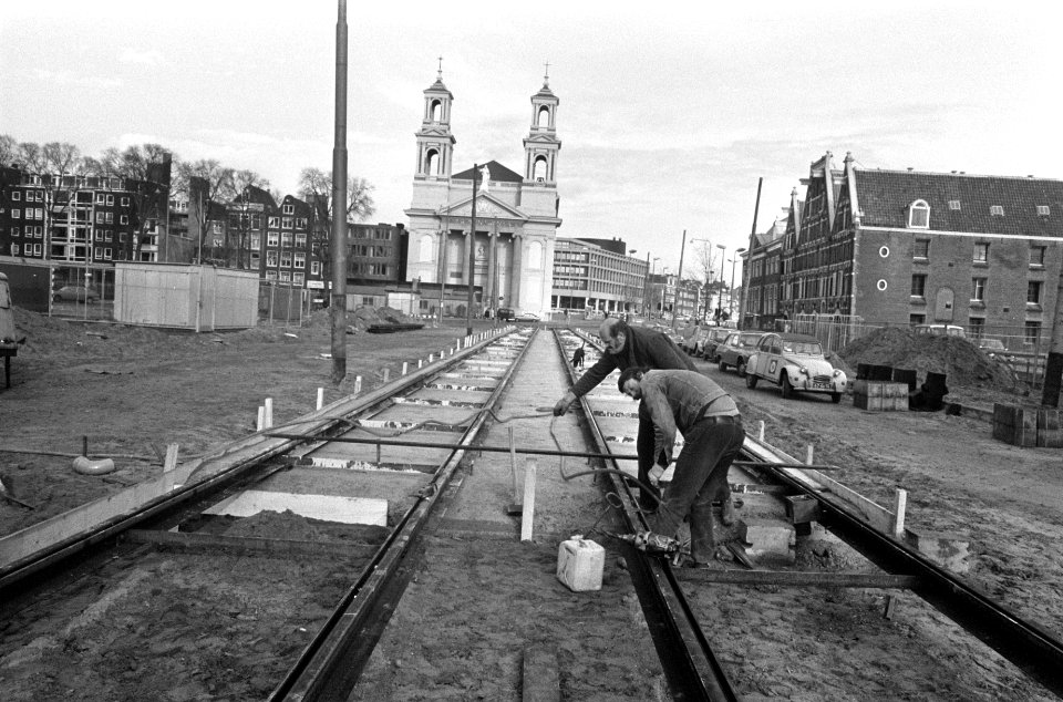 Aanleg nieuw stuk tramrails voor lijn 9 op Waterlooplein Waterlooplein, Bestanddeelnr 928-8816