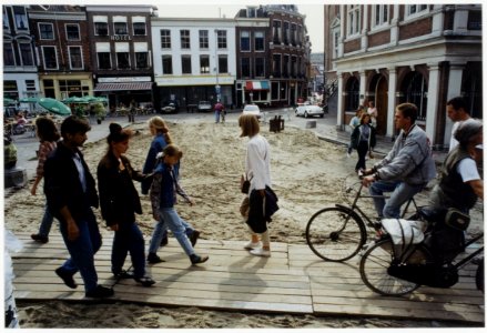 Aanleg nieuwe bestrating voor het Stadhuis, ziende naar het zuiden., NL-HlmNHA 54035249