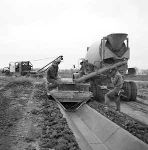 Aanleg en verbeteren van wegen, dijken en spaarbekken, arbeiders, aanbrengen bet, Bestanddeelnr 161-1035