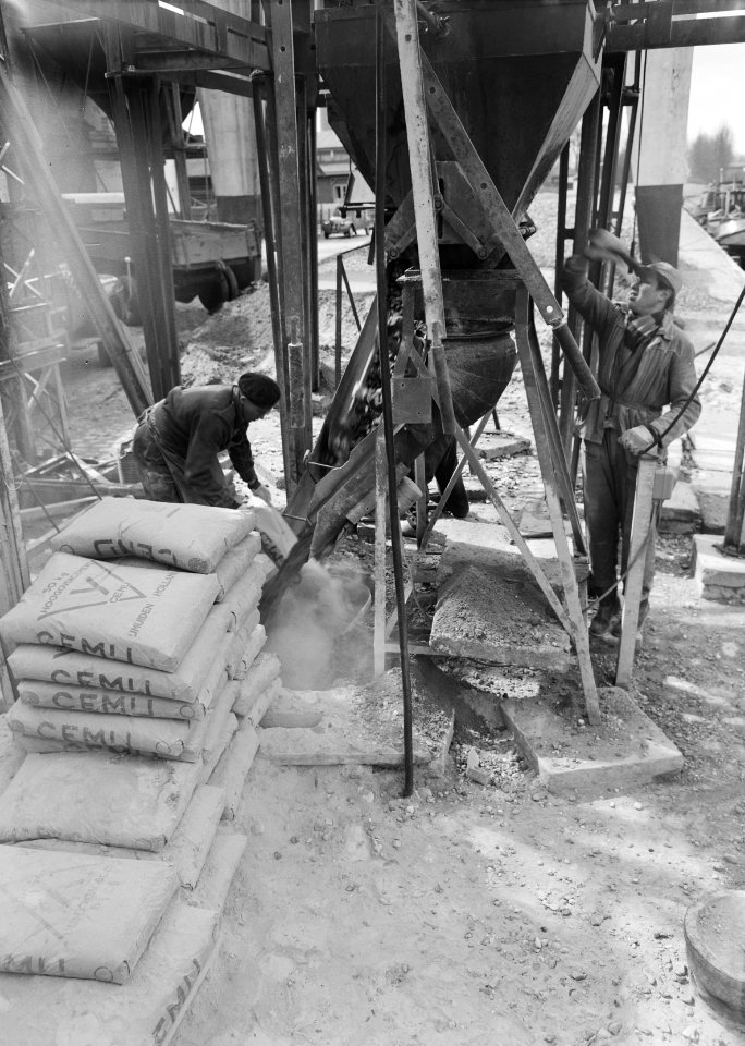Aanleg en verbeteren van wegen, dijken en spaarbekken, zand, grind, cement, meng, Bestanddeelnr 161-0135