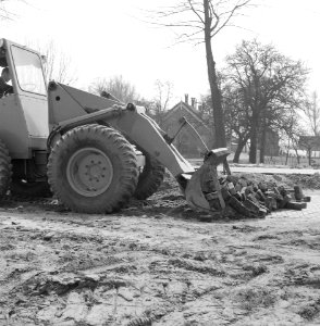 Aanleg en verbeteren van wegen, dijken en spaarbekken, werkzaamheden, shovels, r, Bestanddeelnr 161-1166