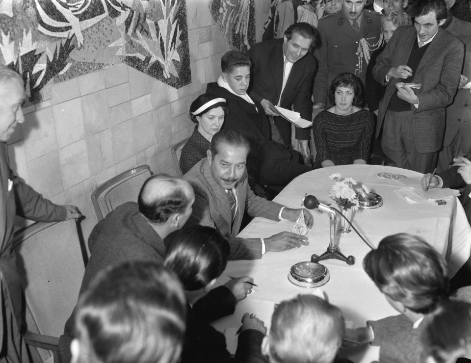 Aankomst sultan Hamid II van Pontianak op Schiphol, Bestanddeelnr 909-9559