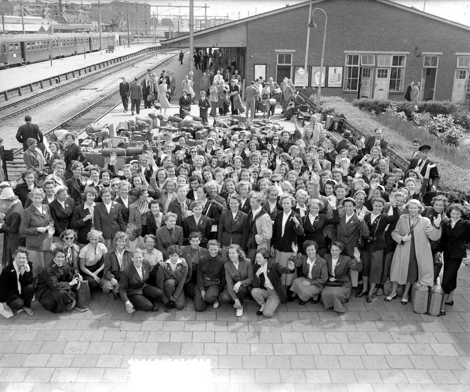 Aankomst Rotterdam deelnemers gymfeest Gymnastrade. Aankomst van Zweedse jonge, Bestanddeelnr 905-8297